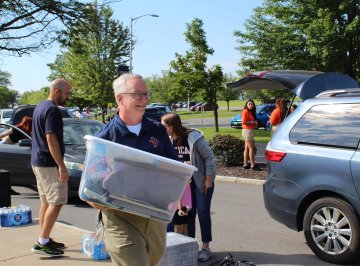 President Pfannestiel helps students move in Fall 2023