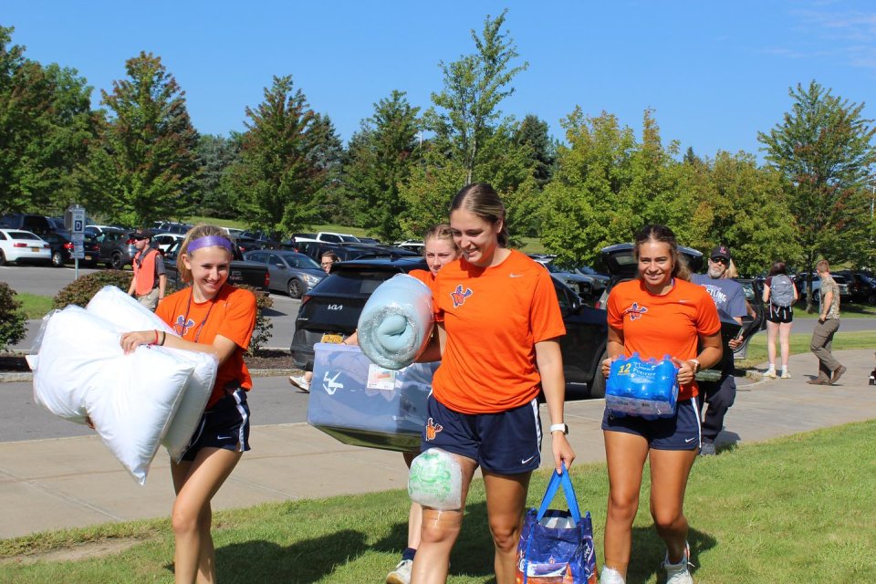 Student Athletes help new students move in Fall 2023